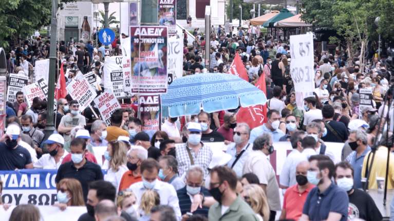 Μεγάλες συγκεντρώσεις στο κέντρο της Αθήνας κατά του εργασιακού νομοσχεδίου [εικόνες - βίντεο]
