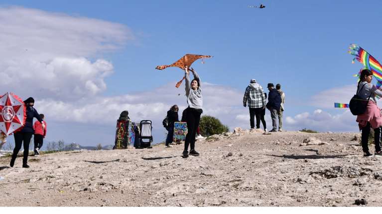 Καθαρά Δευτέρα: Γέμισε χαρταετούς ο ουρανός της Αττικής - Αδειασε το κέντρο της Αθήνας [εικόνες]