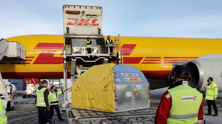 Καρέ - καρέ η άφιξη της πρώτης μεγάλης παρτίδας 83.850 δόσεων του εμβολίου της Pfizer [εικόνες]