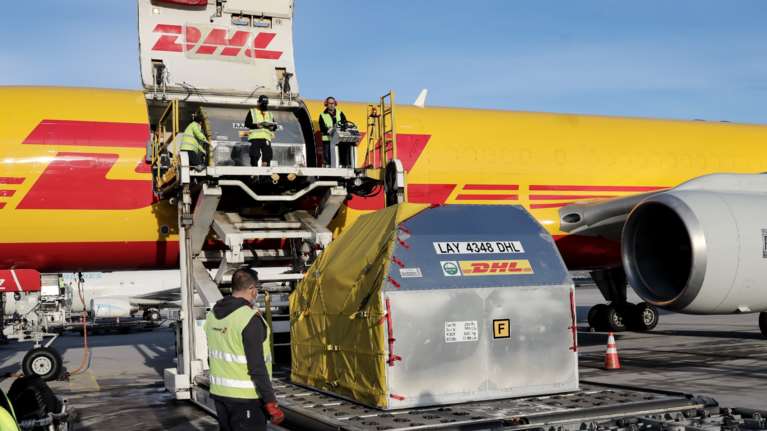 Εμβόλιο Pfizer: Εφτασαν στην Ελλάδα άλλες 83.850 δόσεις με ειδική πτήση στο Ελ. Βενιζέλος