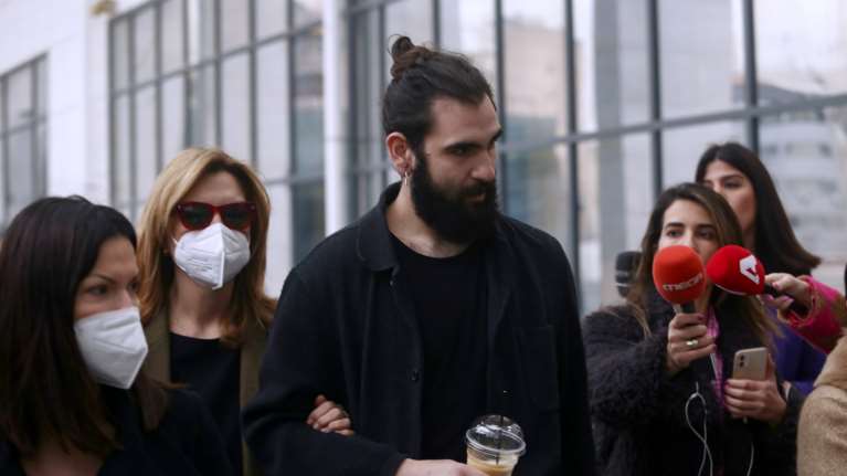 Δίκη Φιλιππίδη: Ενταση ανάμεσα στον γιο του και τον Σπύρο Μπιμπίλα στο δικαστήριο [βίντεο]