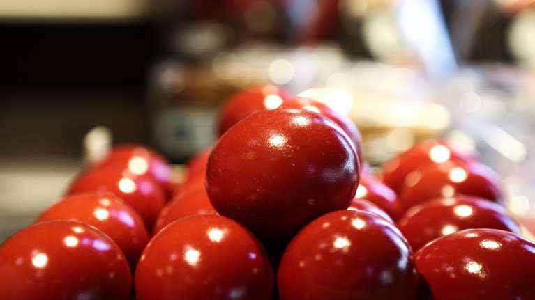 Πάσχα: Τα 10+2 &quot;χρυσά&quot; μυστικά για το βάψιμο των αυγών - Θα βγουν τέλεια