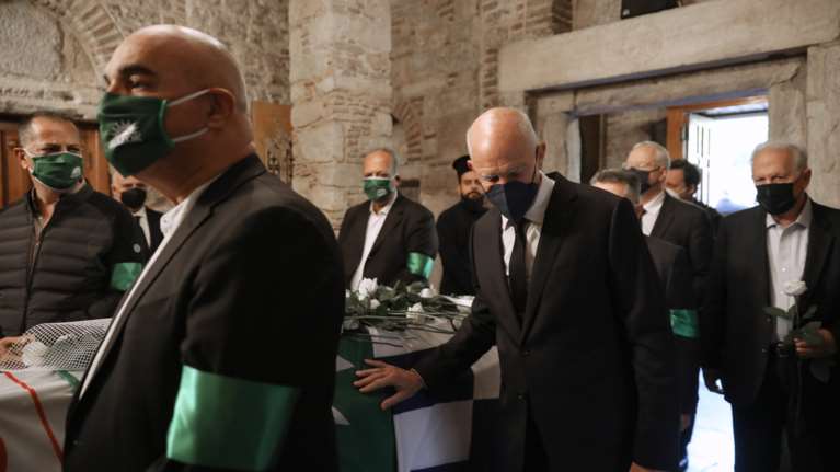 Κηδεία Γεννηματά: Ο Γιώργος Παπανδρέου και οι βουλευτές του ΚΙΝΑΛ την αποχαιρετούν με ένα λευκό τριαντάφυλλο [εικόνες]