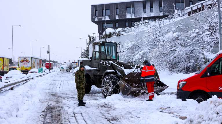 Κακοκαιρία &quot;Ελπίς&quot;: Εικόνες ντροπής σε Μεσογείων &amp; Αττική Οδό - Παρατημένα οχήματα παντού