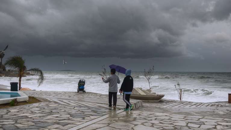 Σε εξέλιξη το κύμα κακοκαιρίας: Βροχές, καταιγίδες και θυελλώδεις άνεμοι σε όλη τη χώρα - Δύσκολο διήμερο