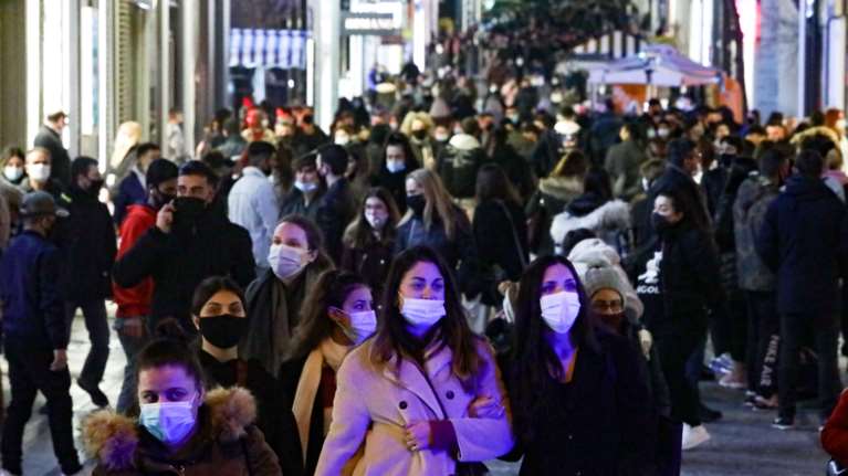 Συνεδριάζουν οι λοιμωξιολόγοι για τη μάσκα στους εξωτερικούς χώρους - Πότε θα καταργηθεί
