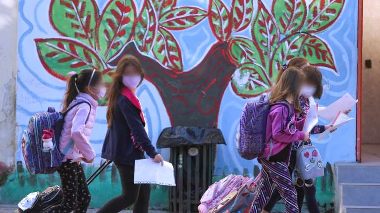 Πώς θα γίνονται οι εμβολιασμοί μαθητών από τους 3.500 παιδίατρους - Από σήμερα η διανομή των δωρεάν self test στους μαθητές