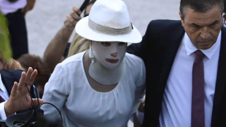 Επίθεση με βιτριόλι: Καθήλωσε η εικόνα της Ιωάννας - Συγκίνηση από το μάθημα ψυχής - Οργή για την απούσα Κακαράντζουλα