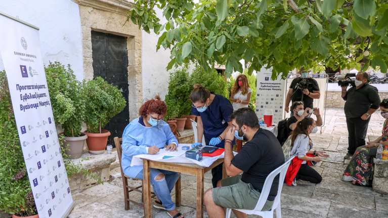 Αρχάνες Κρήτης: Εκκλησία έγινε εμβολιαστικό κέντρο - Πάνω από 50 πιστοί προσήλθαν με παρακίνηση του ιερέα