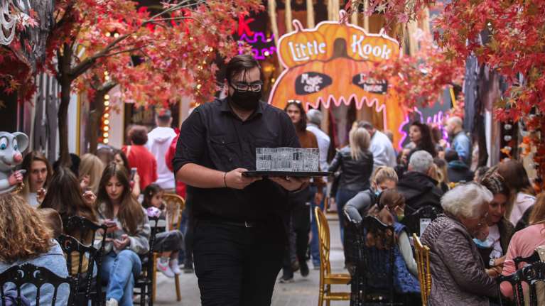 Δια χειρός Τσιόδρα η λίστα με τα μέτρα... light στον Μητσοτάκη: Νέοι περιορισμοί για τους ανεμβολίαστους