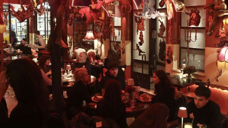 Χαλαρώνουν από σήμερα τα μέτρα - Τι αλλάζει σε εστίαση και διασκέδαση