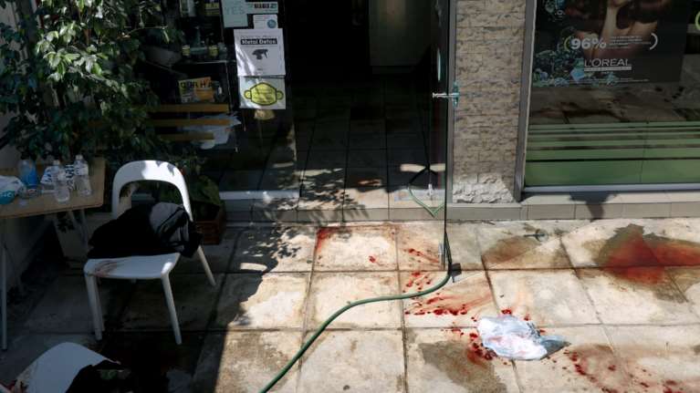 Τρόμος στου Ζωγράφου: Σε αμόκ 54χρονος μαχαίρωσε περαστικούς με ματσέτα - Τέσσερις τραυματίες [εικόνες]