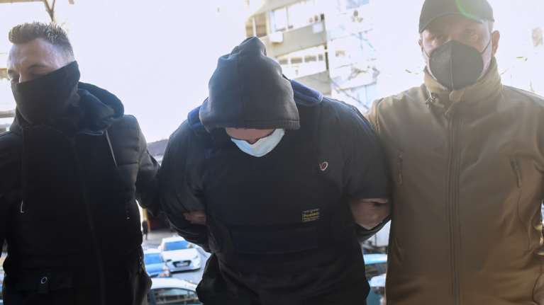 Στον εισαγγελέα ο 23χρονος δολοφόνος του Αλκη - Οργή και αποδοκιμασίες από συγκεντρωμένους [εικόνες - βίντεο]