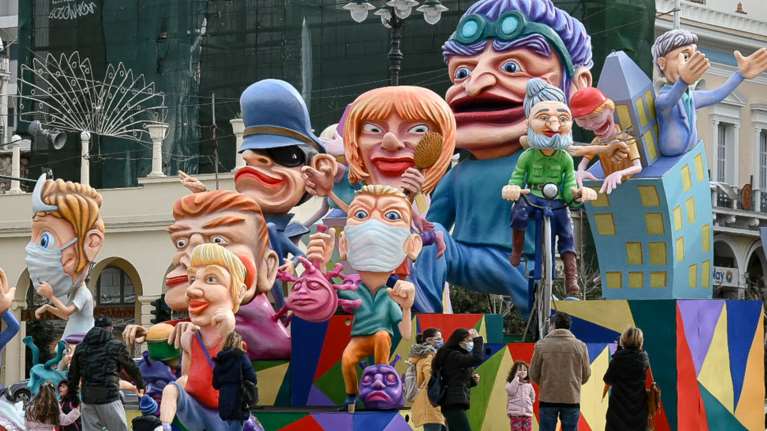 Αρση μέτρων: Κληρώνει σήμερα για τα καρναβάλια - Επιστρέφουν οι όρθιοι στα μπαρ και οι σχολικές εκδρομές