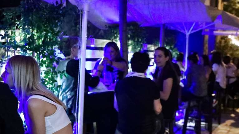 Ανατροπή με την ΚΥΑ στην εστίαση: Μόνο για εμβολιασμένους, καθήμενους και πληρότητα 65% τα υπαίθρια κέντρα διασκέδασης