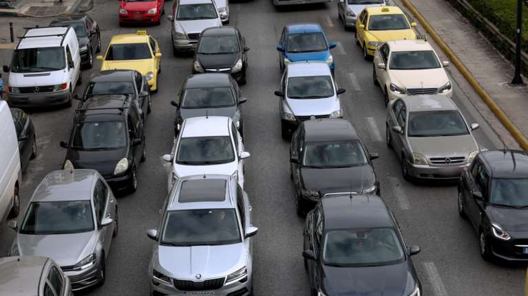 Στο "κόκκινο" η κίνηση στην Αττική Οδό μετά από τροχαίο - Ουρές χιλιομέτρων