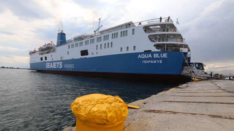 AQUA BLUE: Βλάβη στη μια από τις κύριες μηχανές του - Αναχώρησε για Λαύριο χωρίς επιβάτες
