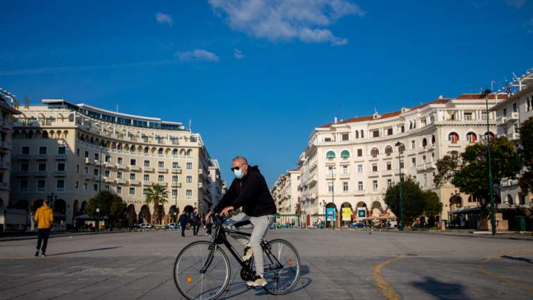 Κορονοϊός- &quot;Στο κόκκινο&quot; πλέον η Θεσσαλονίκη: 30 διασωληνώσεις σε μία νύχτα, εξαντλούνται οι κλίνες ΜΕΘ