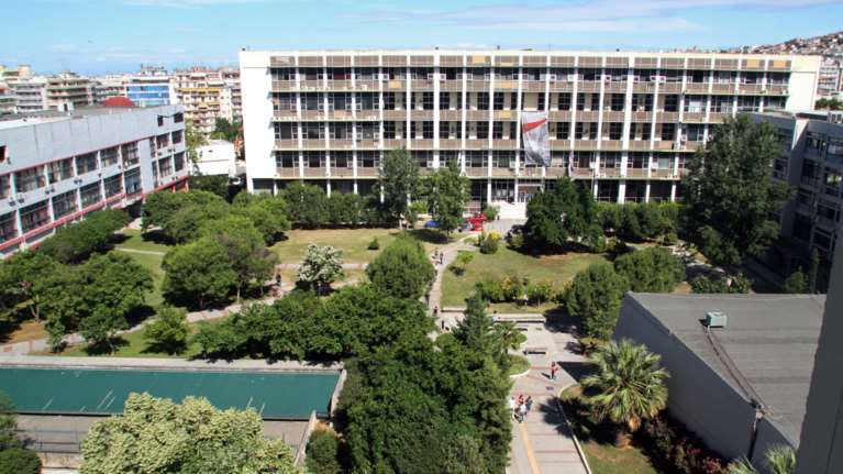 Συναγερμός στο ΑΠΘ: Εντοπίστηκε το πρώτο κρούσμα κορονοϊού σε ανεμβολίαστο φοιτητή