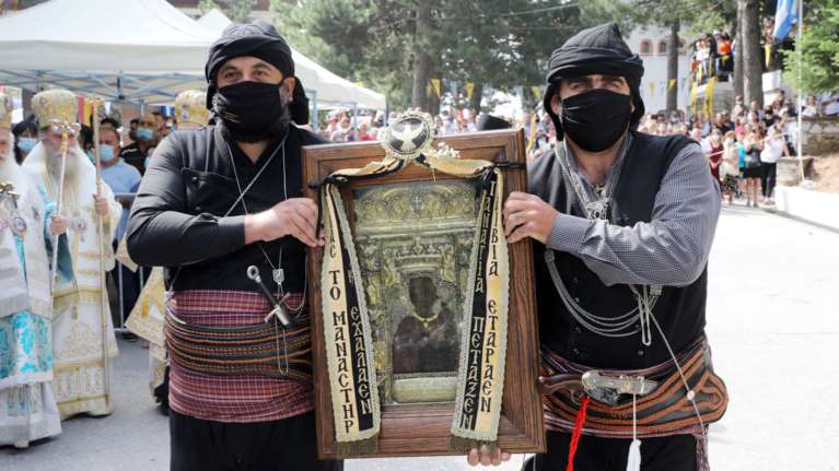 Με κατάνυξη, αλλά και αποστάσεις, το προσκύνημα στην Παναγία Σουμελά στο Βέρμιο [εικόνες]