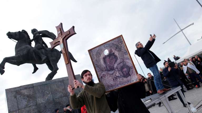 Θεσσαλονίκη: Με σημαίες, εικόνες και σταυρούς διαδήλωσαν κατά της υποχρεωτικότητας του εμβολιασμού [Εικόνες]