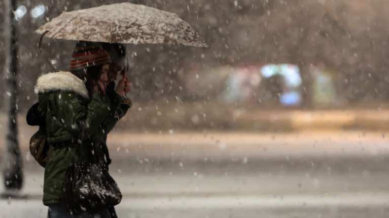 Κακοκαιρία &quot;Ελπίς&quot;: Χιονοκαταιγίδες στην Αθήνα, θα το &quot;στρώσει&quot; στο Σύνταγμα - Θερμοκρασίες έως -14