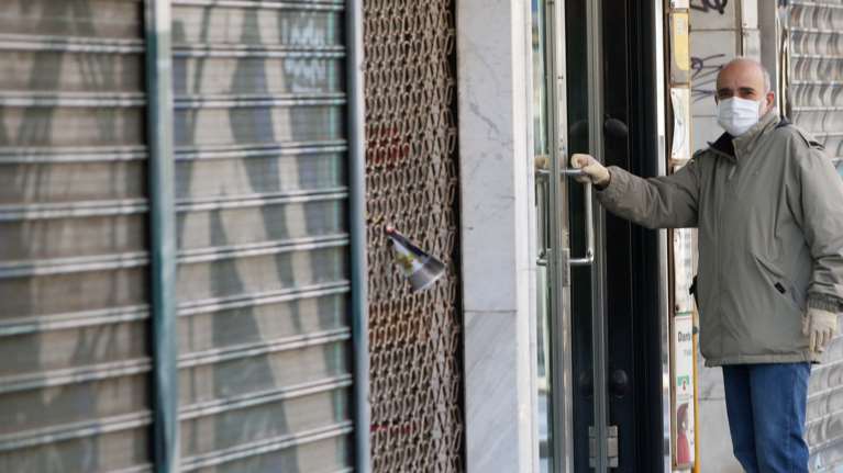 Ανοίγουν 4 Μαΐου μικρά μαγαζιά και υπηρεσίες - Γρίφος και διαφωνίες για το άνοιγμα των σχολείων