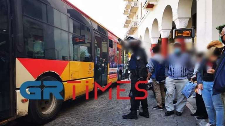 Κορονοϊός - Θεσσαλονίκη: Σαρωτικοί έλεγχοι στα λεωφορεία από αστυνομικούς για την τήρηση των μέτρων [εικόνες - βίντεο]