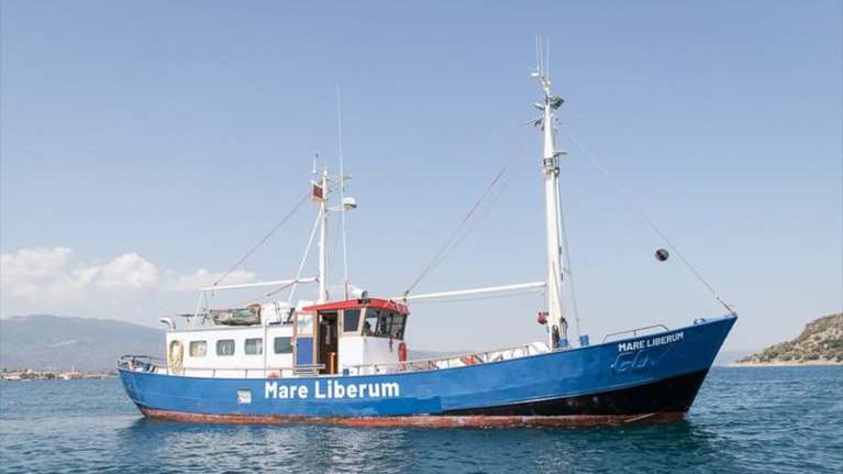 Μυτιλήνη: Κάτοικοι δεν επέτρεψαν σε πλοίο ΜΚΟ να δέσει στο λιμάνι [Βίντεο]