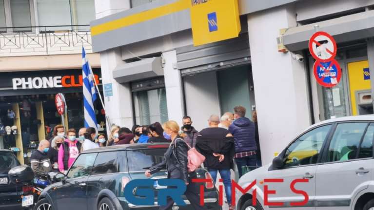 Lockdown στη Θεσσαλονίκη, αλλά... ατελείωτες ουρές στις τράπεζες [εικόνες]
