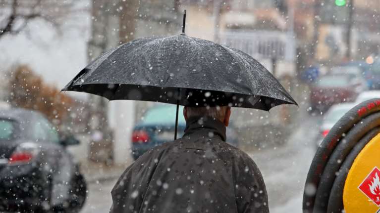 Σε εξέλιξη το ψυχρό μέτωπο που σαρώνει τη χώρα - Πού θα σημειωθούν καταιγίδες και χιονοπτώσεις [χάρτες]