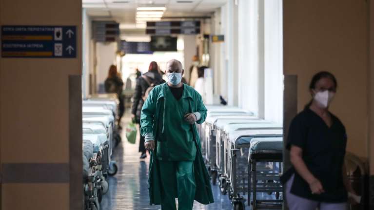 Σοκάρει ο 35χρονος με τις 2 θρομβώσεις μετά το εμβόλιο AstraZeneca: Ενιωσα ένα κάψιμο στο πόδι και νέκρωσε