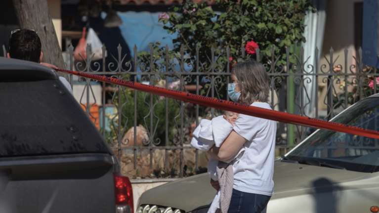 Γλυκά Νερά: Συγκλονίζουν οι φωτογραφίες με το μωρό - Το απομακρύνουν οι αστυνομικοί