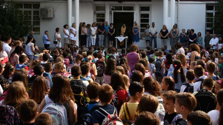 Πώς θα γίνει ο αγιασμός στα σχολεία: Τι προβλέπεται στην εγκύκλιο για το προαύλιο και για τις αίθουσες