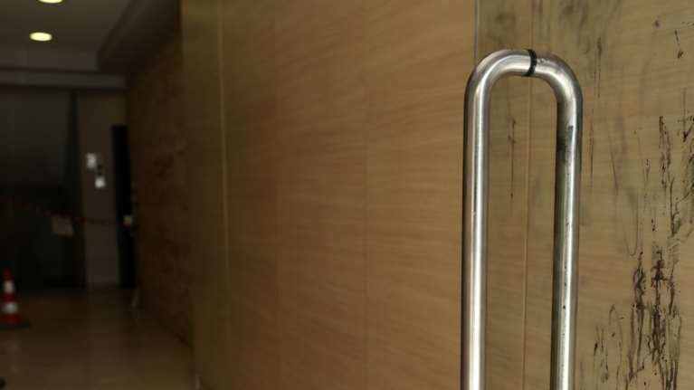 Εξέλιξη: Νέο βίντεο για την επίθεση με βιτριόλι έδωσε στην αστυνομία ο αδελφός της 34χρονης