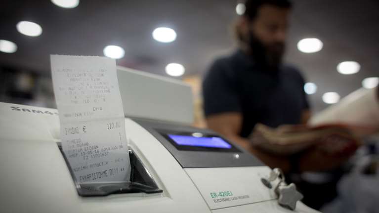 Μπαράζ φορο-ελέγχων και ηλεκτρονικών διασταυρώσεων από την ΑΑΔΕ: Ανοίγουν λογαριασμοί, ελέγχονται οι αποδείξεις