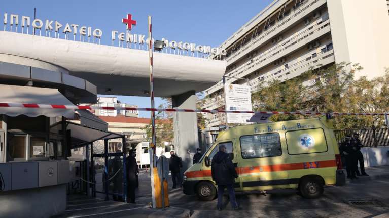 Ιπποκράτειο: Δικογραφία σε βάρος του διοικητή του νοσοκομείου- Στρώματα βρέθηκαν πεταμένα σε υδροβιότοπο