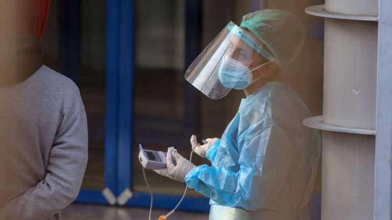 Κορονοϊός: Ποια άτομα είναι πιο μολυσματικά και πότε - Τα επίπεδα μολυσματικότητας ανά ηλικία