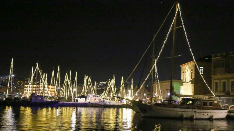 Χανιά: Εντυπωσιακός στολισμός στο παλιό λιμάνι - Χιλιάδες λαμπιόνια στα ιστιοφόρα [εικόνες]