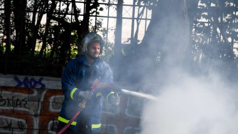 Μυστήριο με πυρκαγιά σε αυτοκίνητο στου Ρέντη τα ξημερώματα