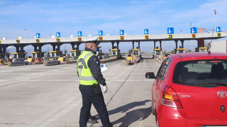 Ερημιά στις Εθνικές Οδούς, αυξημένη κίνηση εντός Αθήνας - Επί ποδός 5.000 αστυνομικοί