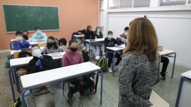 Καθηγήτρια Τσολιά: Τα σχολεία δεν έκλεισαν λόγω κρουσμάτων αλλά για να περιοριστούν οι μετακινήσεις
