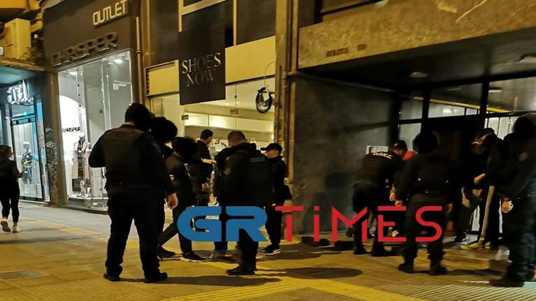 Θεσσαλονίκη: Ανήλικοι επιτέθηκαν με αντικείμενα σε λεωφορείο - 12 προσαγωγές [βίντεο]