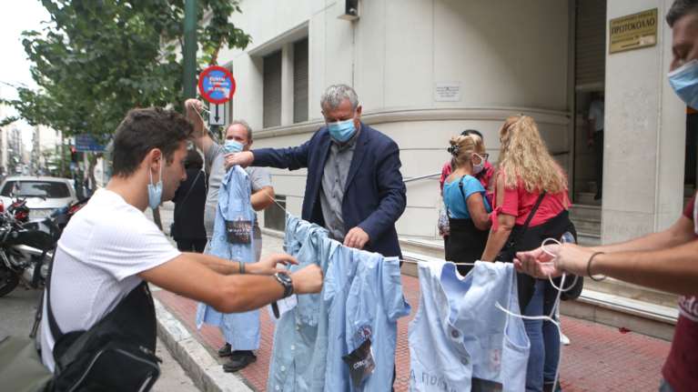 Καθαρίστριες του Δρομοκαΐτειου έκαψαν τις ποδιές τους- Εξω από το Υπουργείο Υγείας [εικόνες]