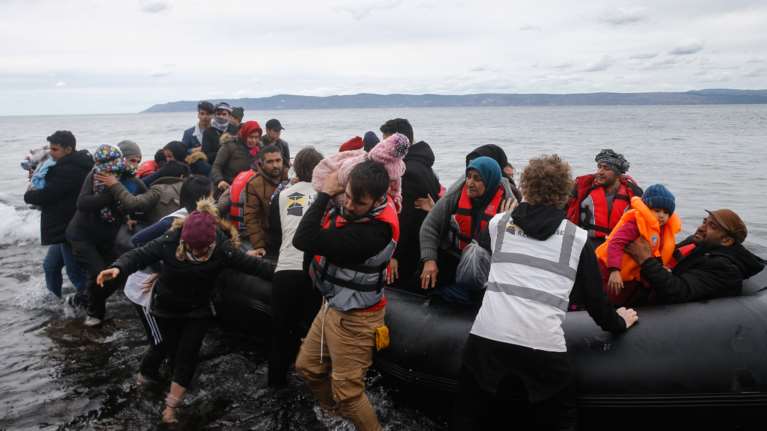 Στη Λέσβο μέσα στη νύχτα 220 μετανάστες-Ακόμη 4 βάρκες προσεγγίζουν το νησί