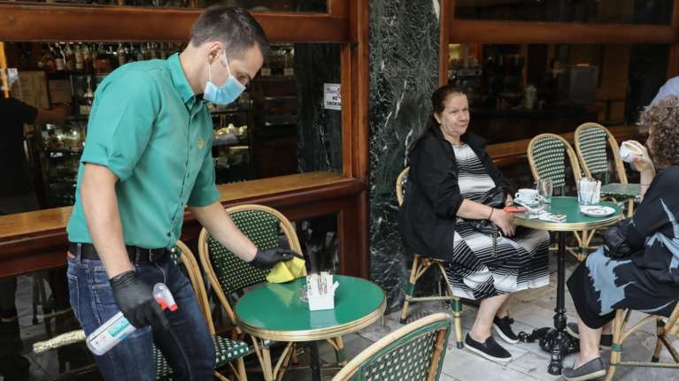 Για καφέ στο Κολωνάκι μετά από 2,5 μήνες - Μάσκες, αντισηπτικά στα τραπέζια και... μεζούρες [εικόνες]