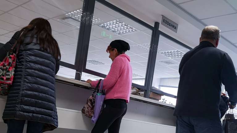 Εφορία - Ασφαλιστικά ταμεία: Ποιες υποχρεώσεις παγώνουν, ποιες πρέπει να πληρωθούν κανονικά