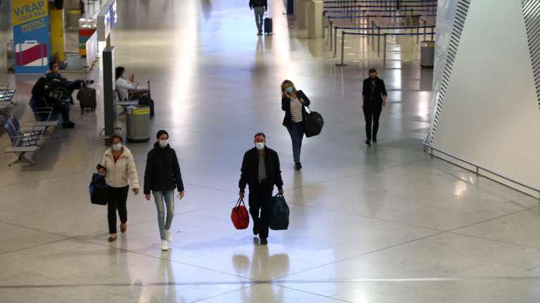 Παρατείνονται έως 7 Ιανουαρίου τα μέτρα για τις πτήσεις - 3ήμερη καραντίνα για όσους έρχονται από το εξωτερικό