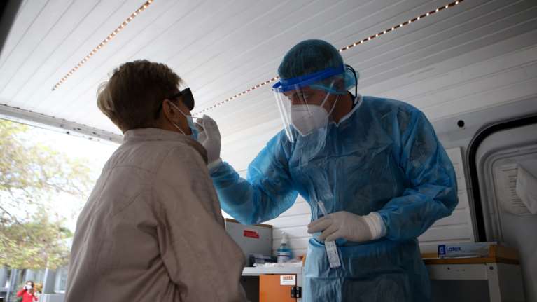 Κορονοϊός - Ανησυχία στα Τρίκαλα: 10 επιβεβαιωμένα κρούσματα μέσα σε λίγες ώρες