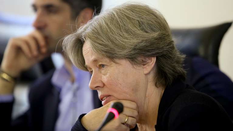 Σε άλλη.... γραμμή η Λινού: Kαλύτερα ο κόσμος να είναι έξω παρά μέσα - Θα μπορούσε να ανοίξει και η εστίαση